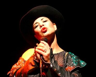 Performer Lisa Suarez builds a career on bilingual theater and community stories